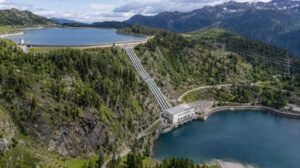 Alpines-Wasserkraftwerk-mit-Stauseen